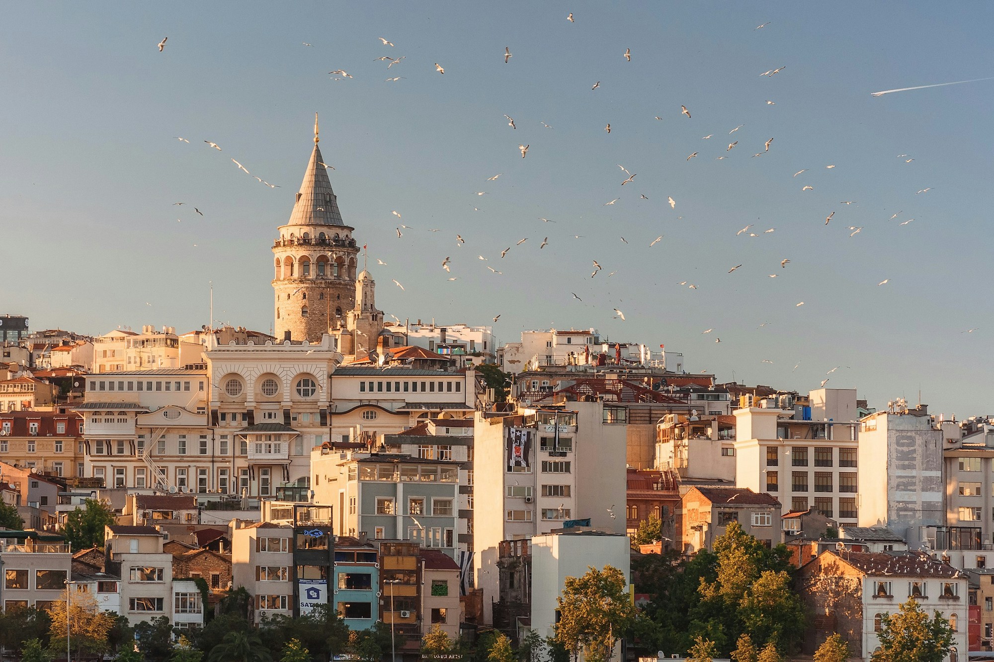 Gün batımı ışığında Galata ve İstanbul silüeti
